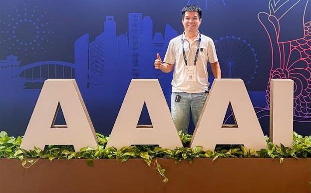 Tiến sĩ Trần Văn Khánh, đại diện nhóm SAGE tham gia trình bày tại Hội nghị AAAI-26